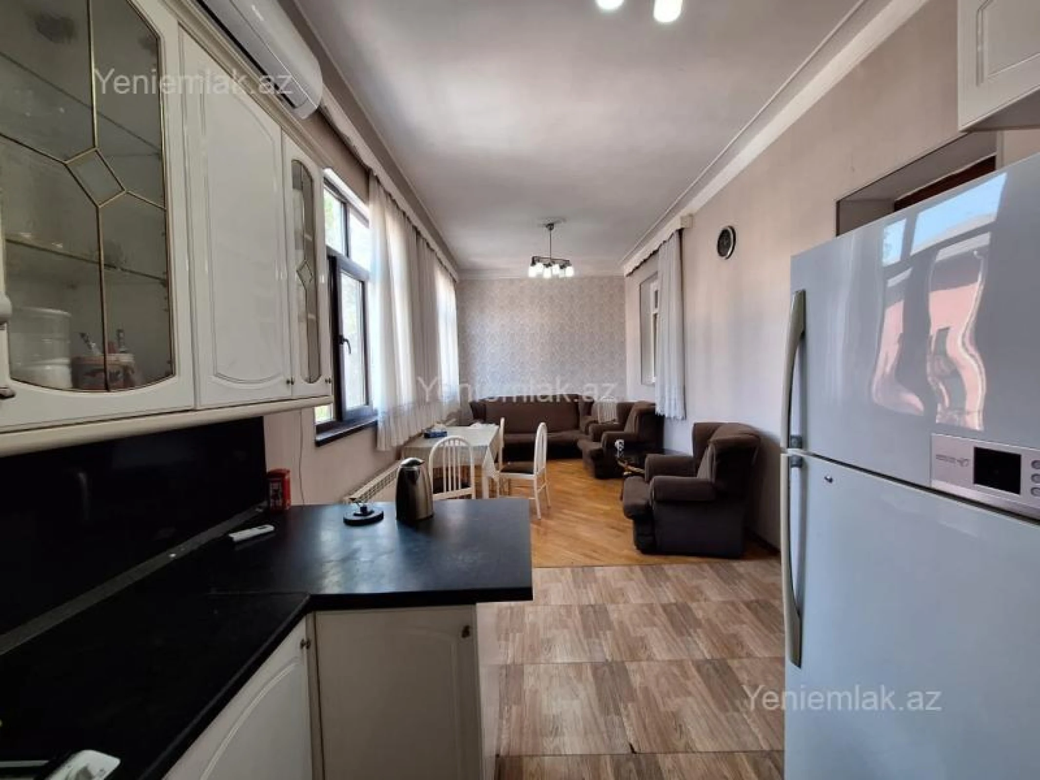 Satılır 4 otaqlı köhnə tikili 200 m²