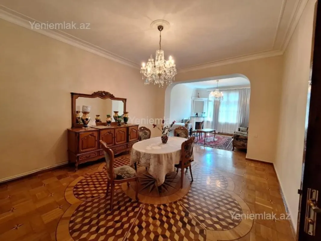 Satılır 4 otaqlı köhnə tikili 200 m²