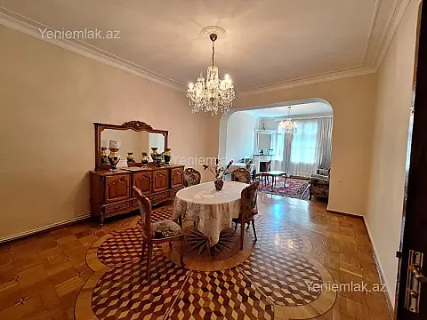 Satılır 4 otaqlı köhnə tikili 200 m²