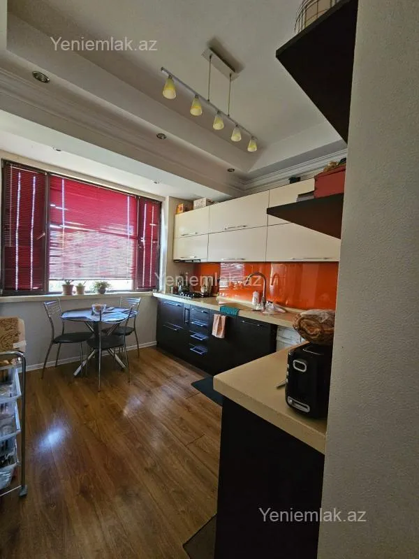Satılır 4 otaqlı köhnə tikili 110 m²
