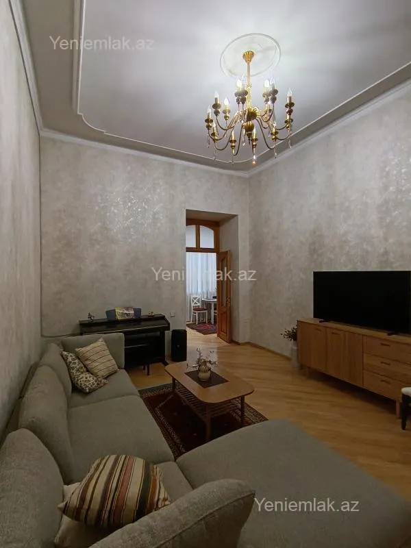Satılır 2 otaqlı köhnə tikili 80 m²