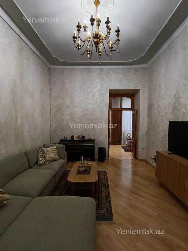 Satılır 2 otaqlı köhnə tikili 80 m²