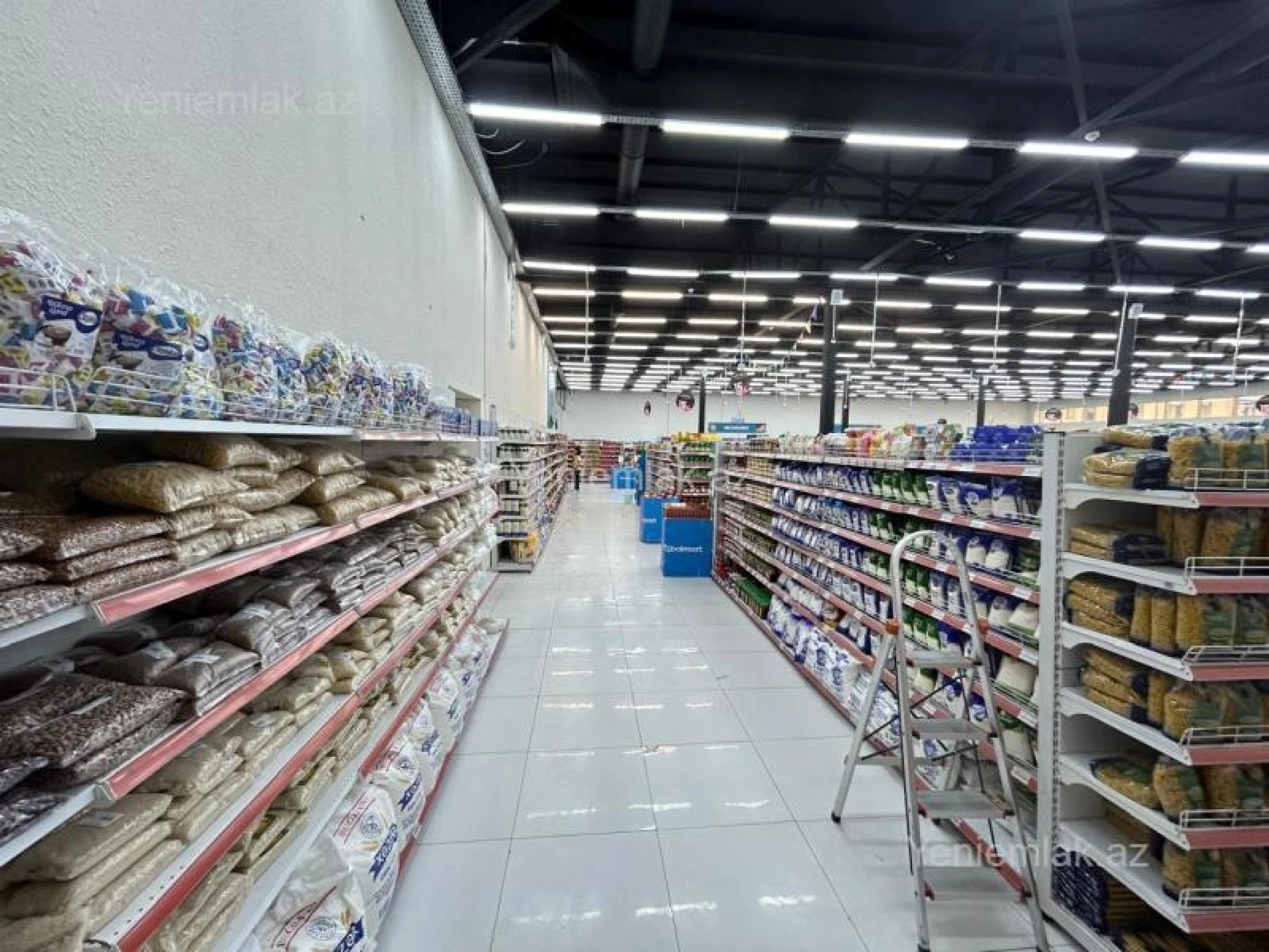 Satılır 4 otaqlı obyekt 1370 m²