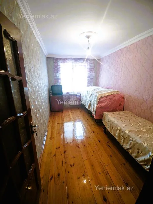 Satılır 4 otaqlı köhnə tikili 100 m²