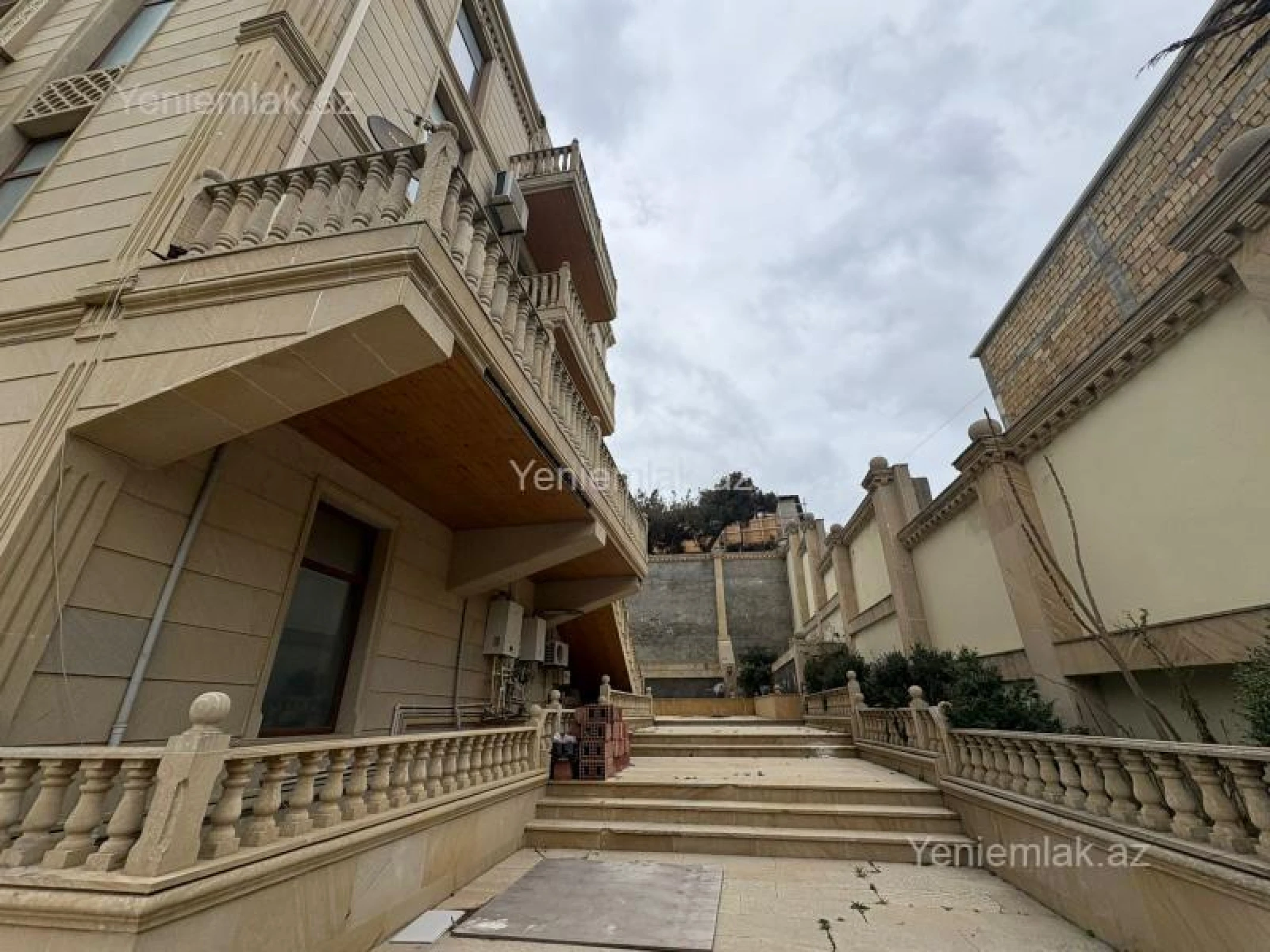 Satılır 6 otaqlı həyət evi 450 m²