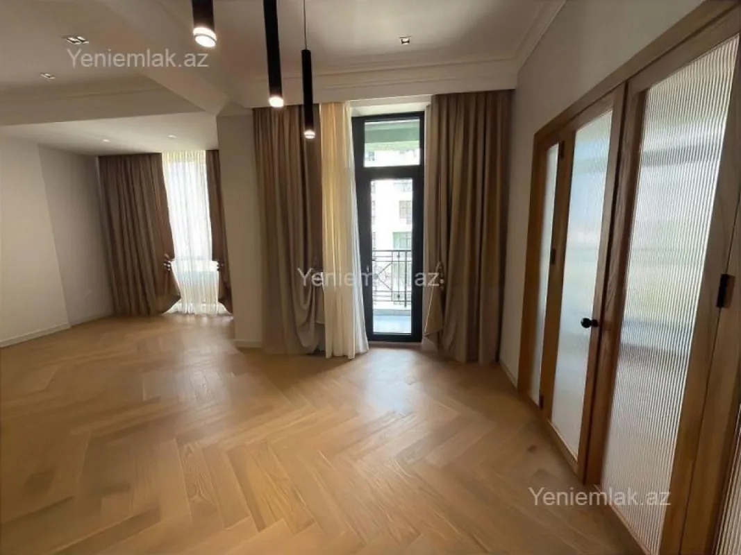Satılır 3 otaqlı yeni tikili 135 m²