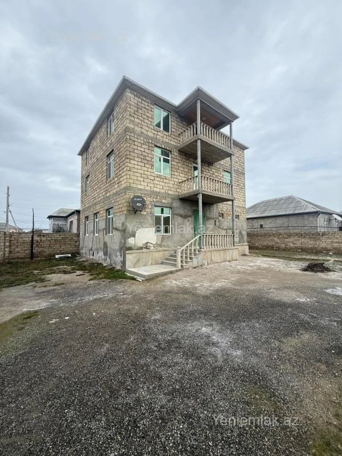 Satılır 6 otaqlı həyət evi 350 m²