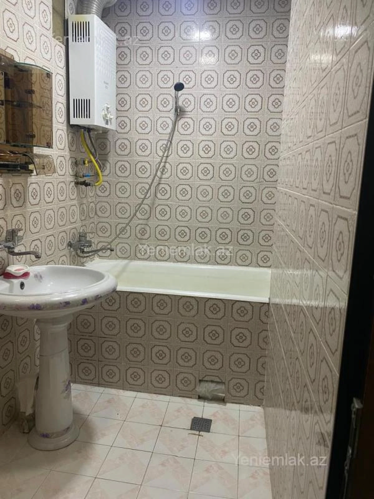 Satılır 4 otaqlı köhnə tikili 110 m²