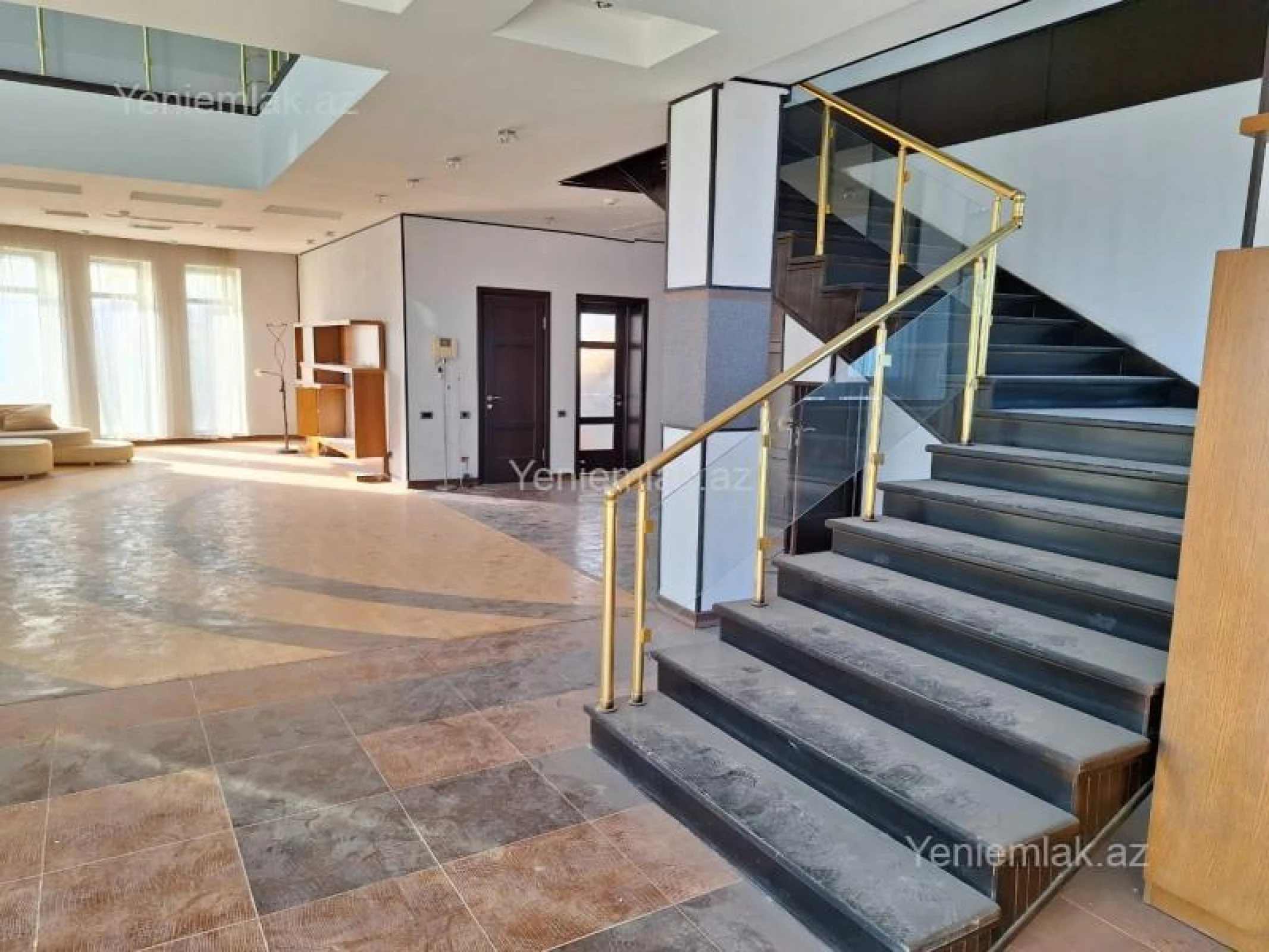 Satılır 10 otaqlı həyət evi 1000 m²