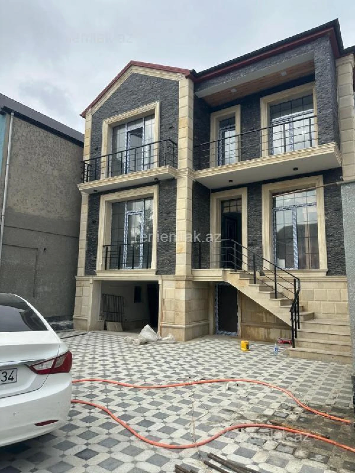Satılır 6 otaqlı həyət evi 300 m²