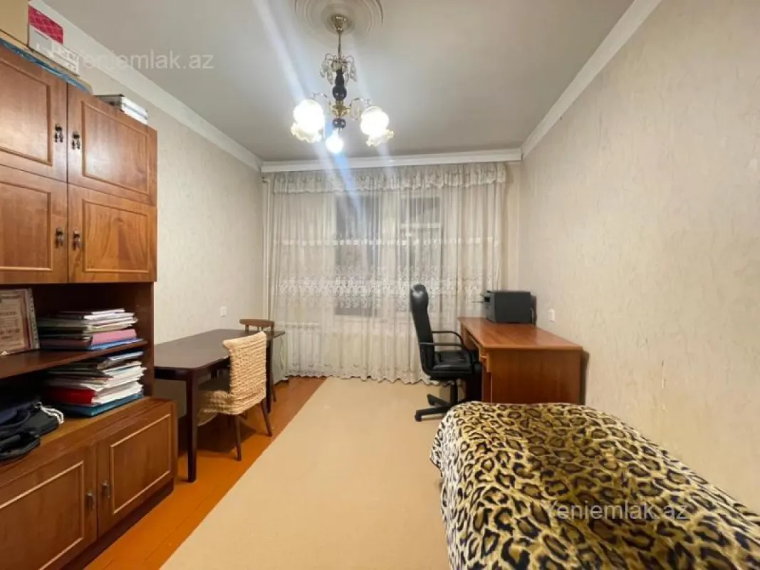 Satılır 4 otaqlı köhnə tikili 100 m²