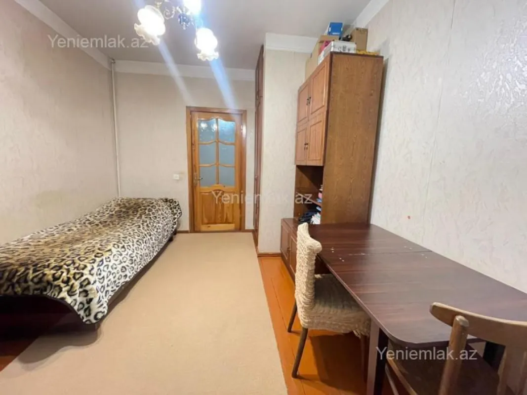 Satılır 4 otaqlı köhnə tikili 100 m²