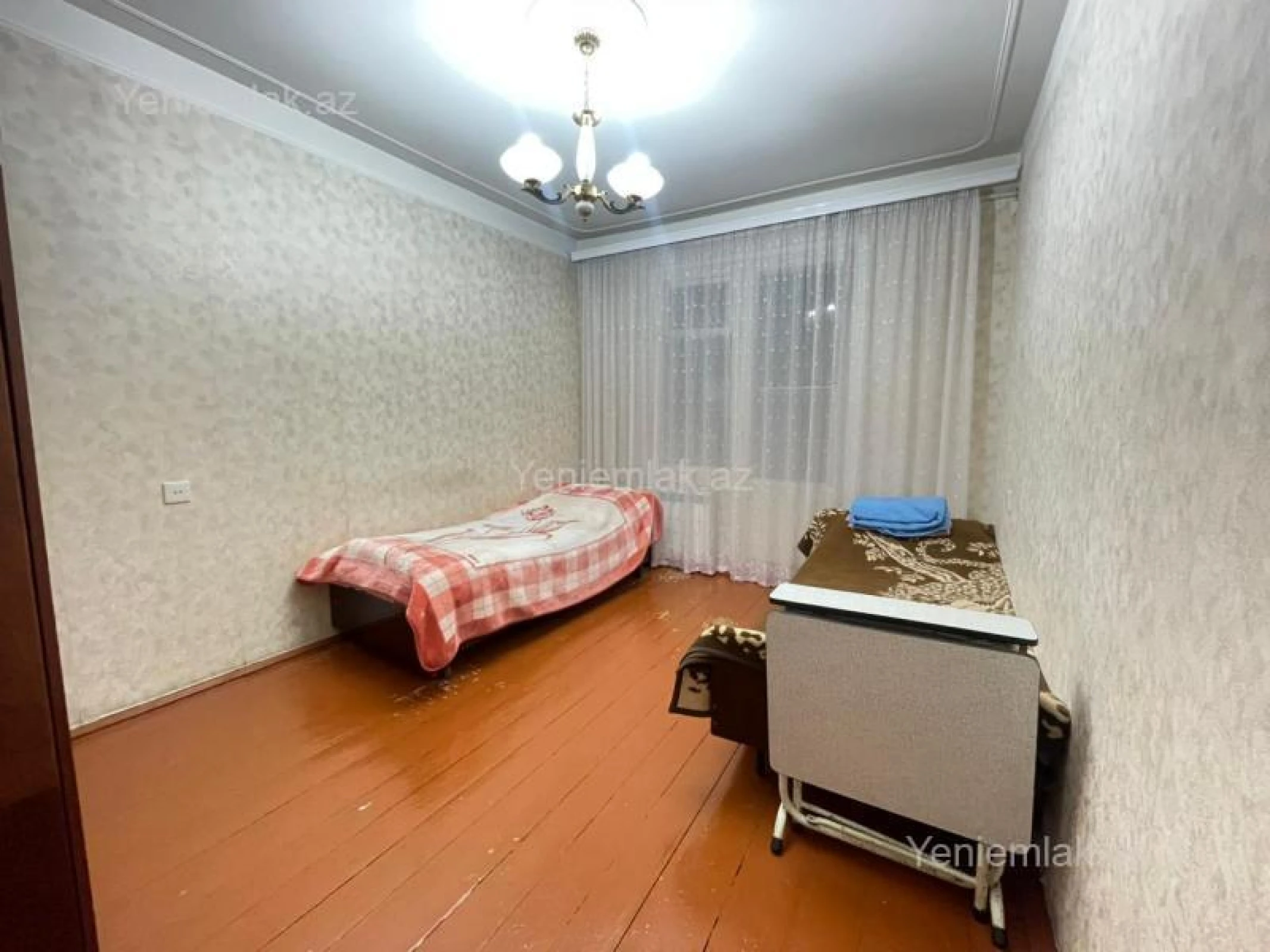 Satılır 4 otaqlı köhnə tikili 100 m²