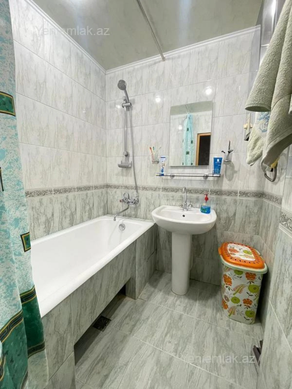 Satılır 4 otaqlı köhnə tikili 100 m²