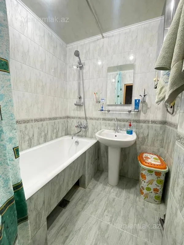 Satılır 4 otaqlı köhnə tikili 100 m²