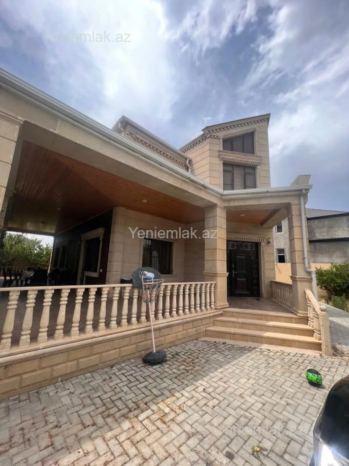 Satılır 9 otaqlı həyət evi 300 m²