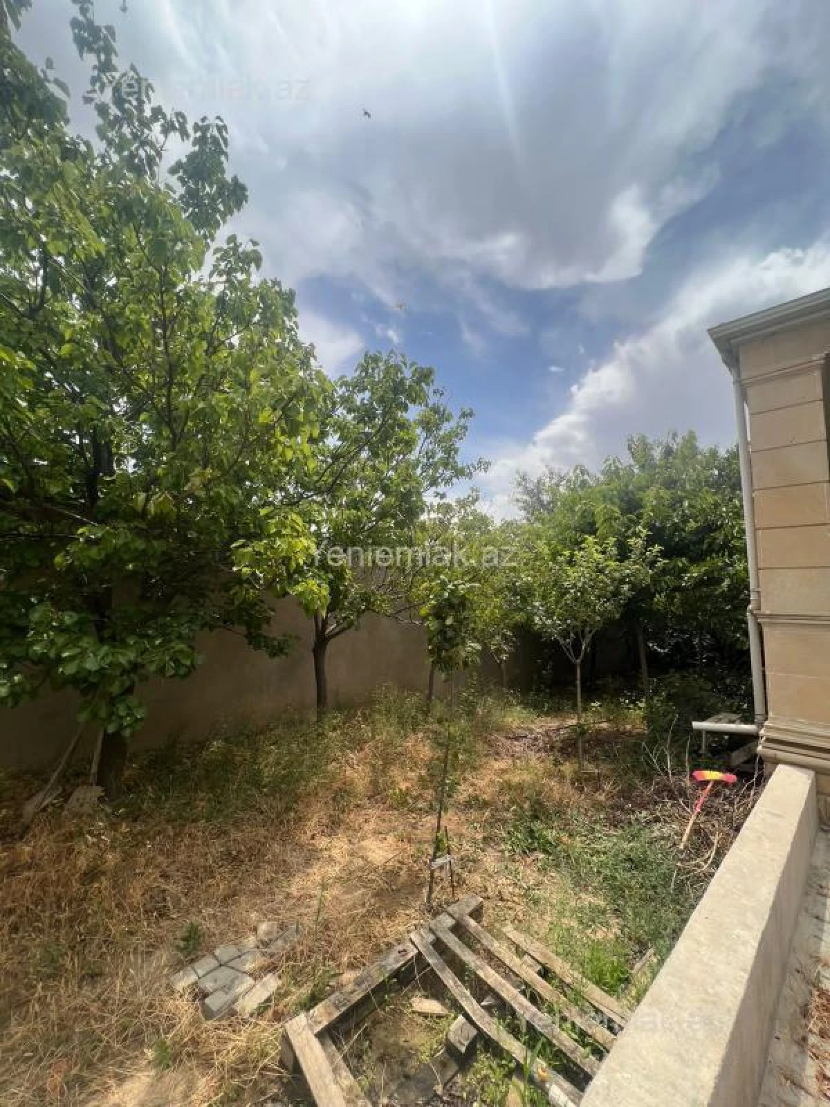 Satılır 9 otaqlı həyət evi 300 m²