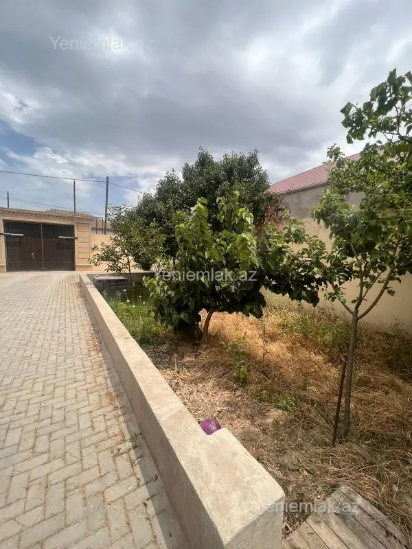 Satılır 9 otaqlı həyət evi 300 m²