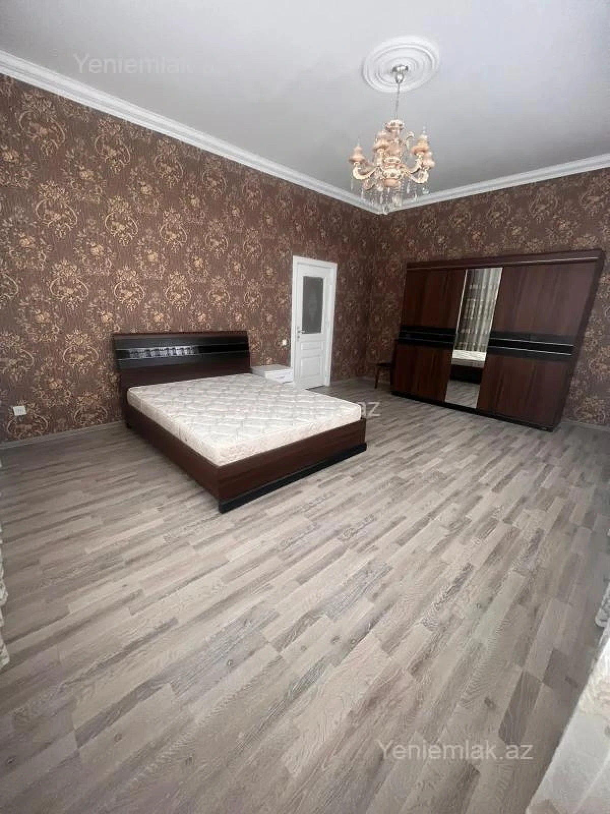 Satılır 9 otaqlı həyət evi 300 m²