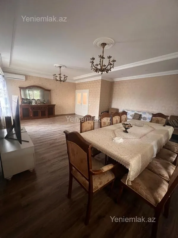 Satılır 9 otaqlı həyət evi 300 m²