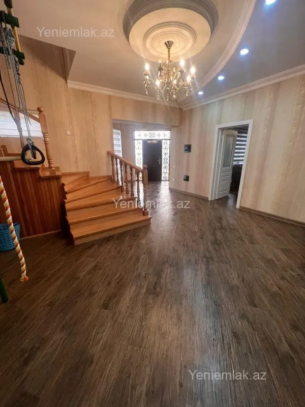 Satılır 9 otaqlı həyət evi 300 m²