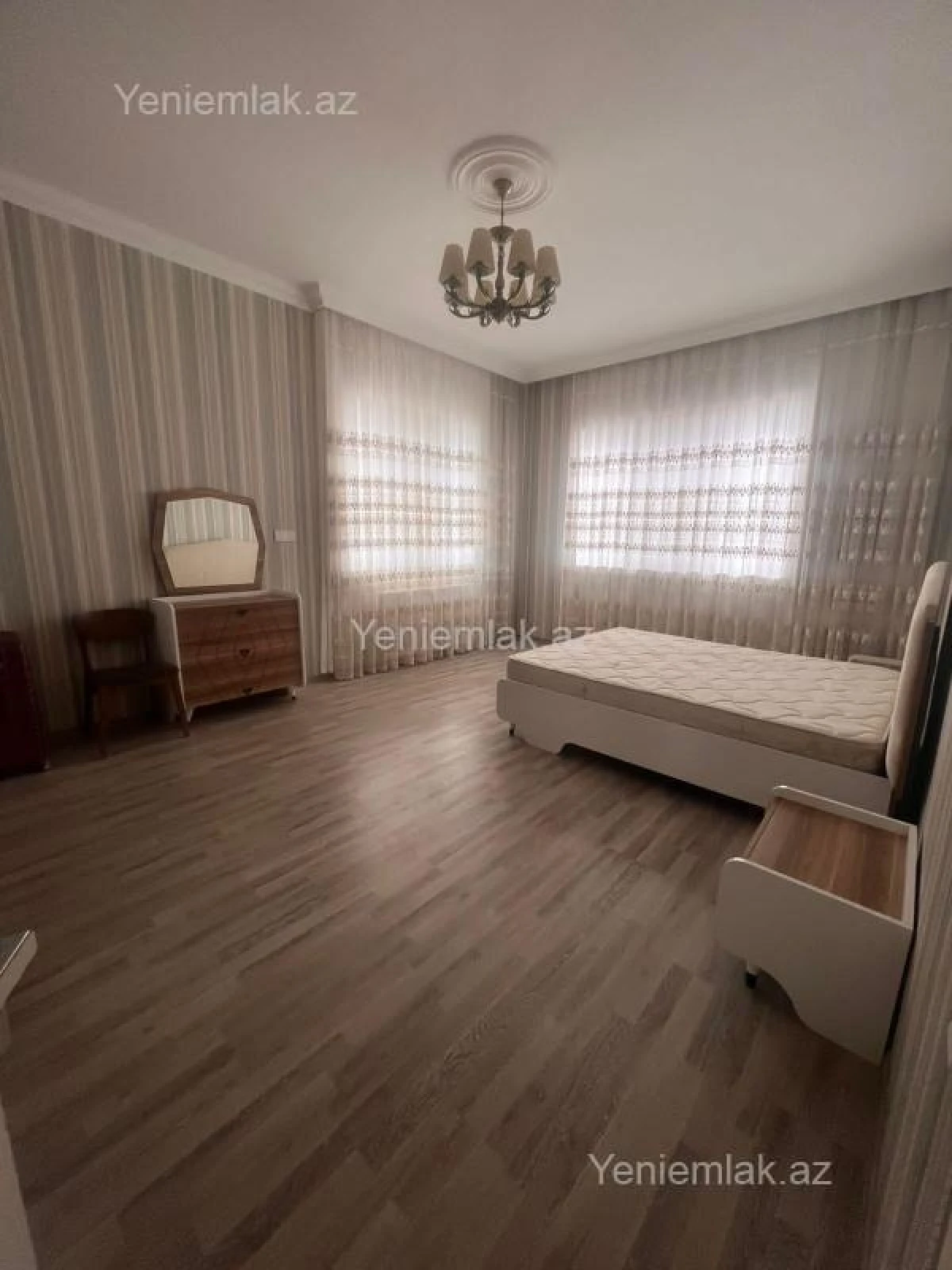 Satılır 9 otaqlı həyət evi 300 m²