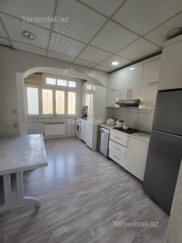 Satılır 4 otaqlı köhnə tikili 100 m²
