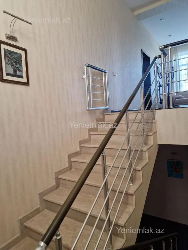 Satılır 4 otaqlı həyət evi 280 m²