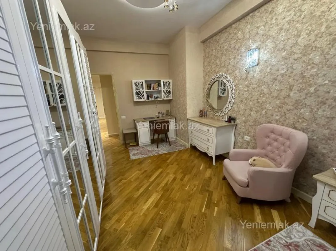 Satılır 4 otaqlı yeni tikili 200 m²