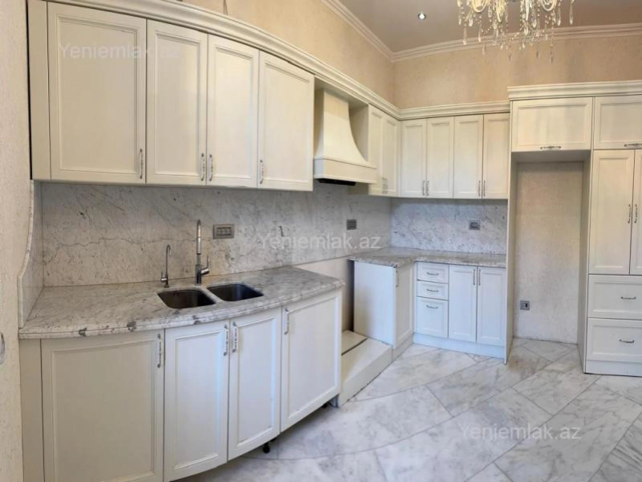 Satılır 6 otaqlı həyət evi 200 m²