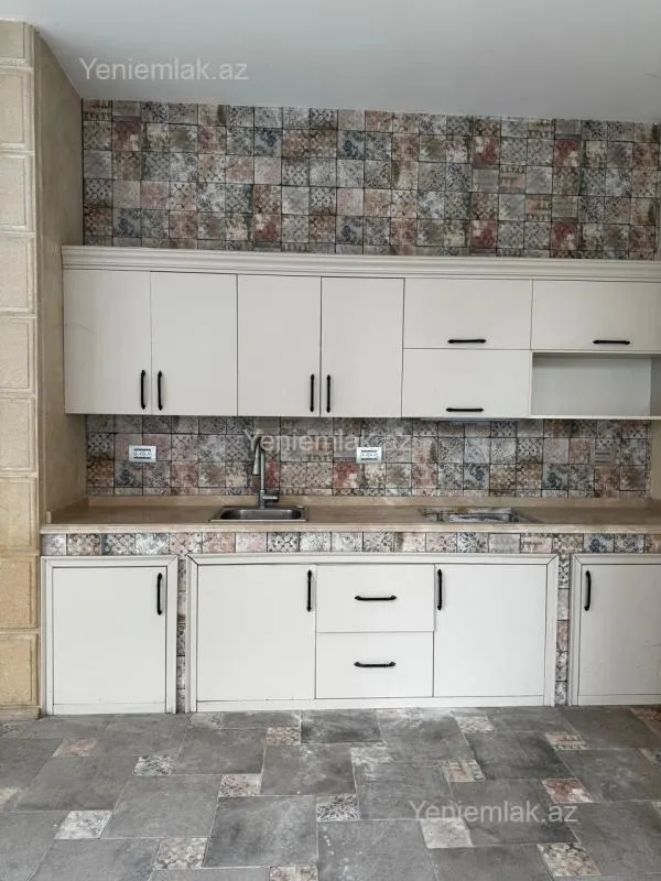 Satılır 6 otaqlı həyət evi 200 m²