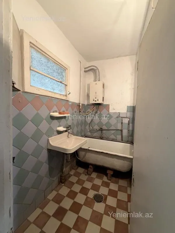 Satılır 3 otaqlı köhnə tikili 70 m²