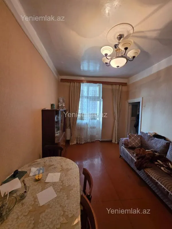 Satılır 2 otaqlı köhnə tikili 52 m²