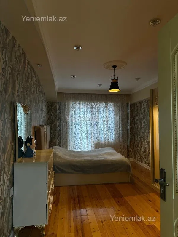 Satılır 4 otaqlı yeni tikili 200 m²