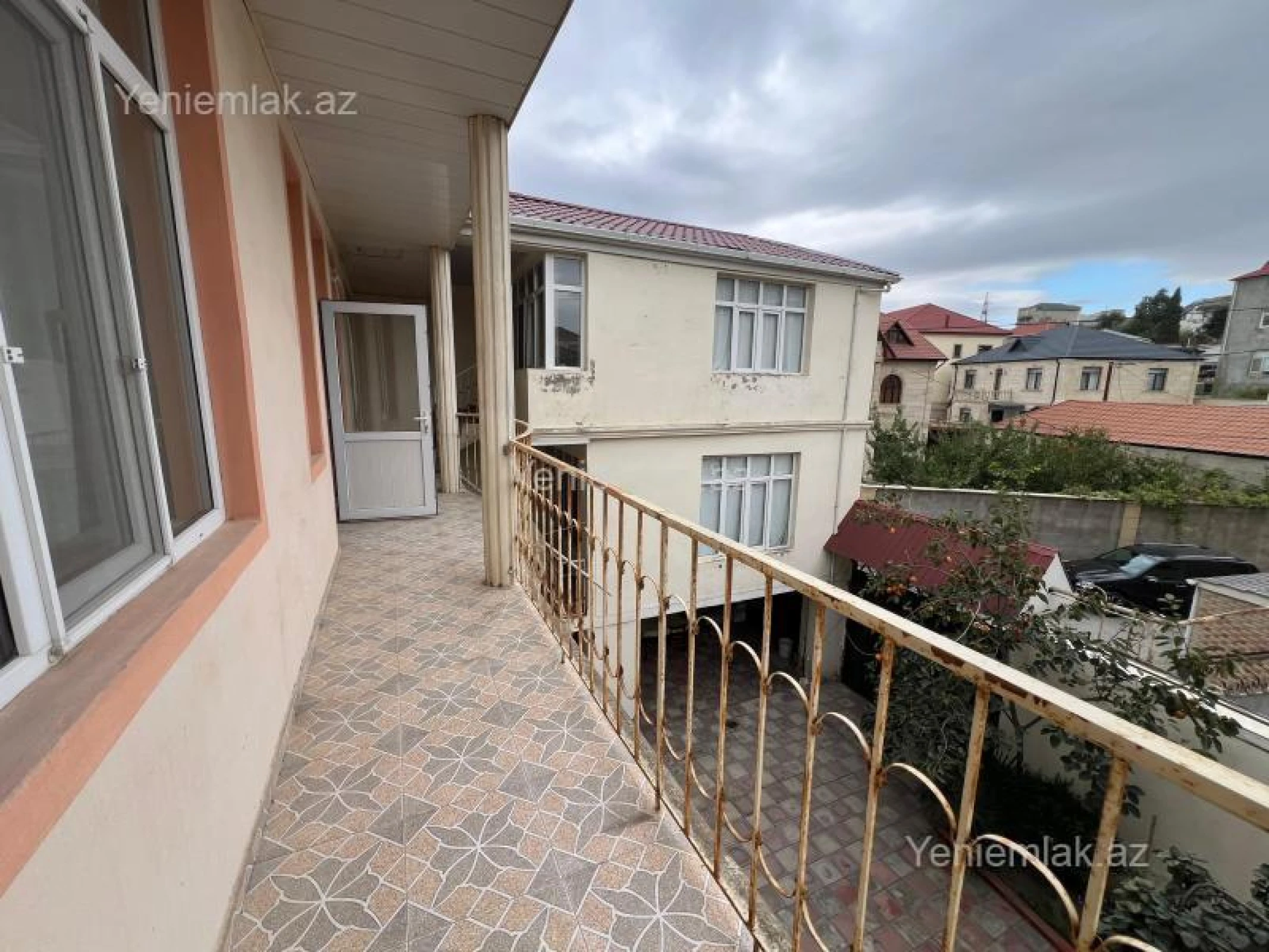 Satılır 9 otaqlı həyət evi 351.9 m²