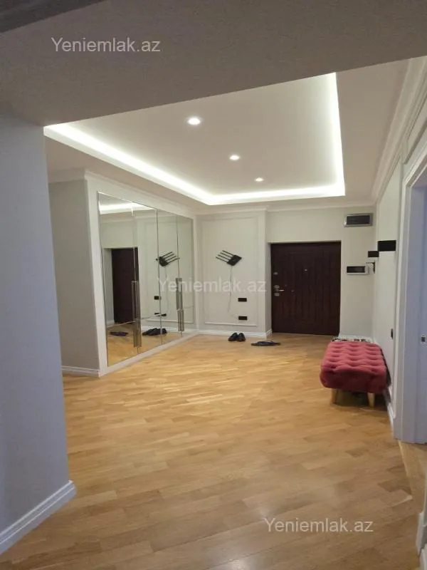 Satılır 3 otaqlı yeni tikili 130 m²