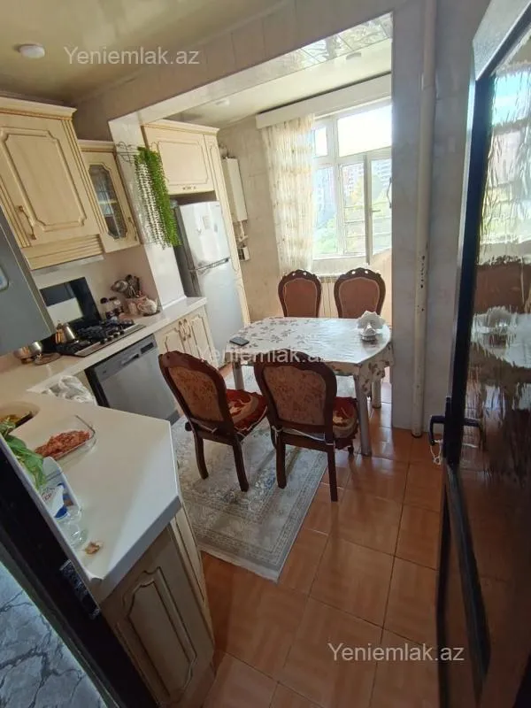 Satılır 4 otaqlı köhnə tikili 110 m²