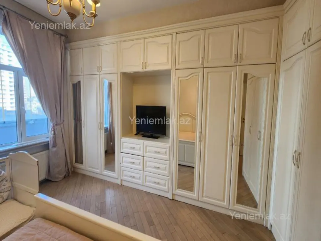 Satılır 4 otaqlı yeni tikili 190 m²
