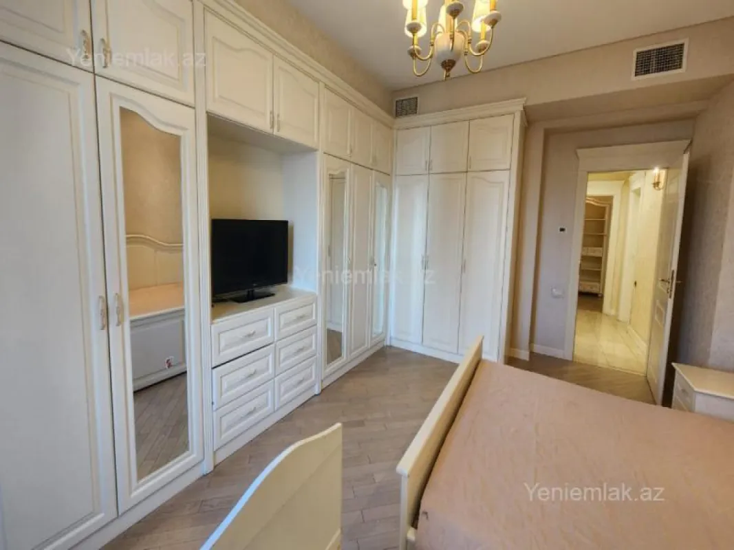 Satılır 4 otaqlı yeni tikili 190 m²