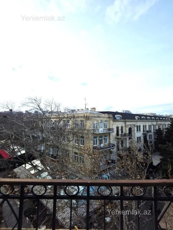 Satılır 2 otaqlı köhnə tikili 65 m²