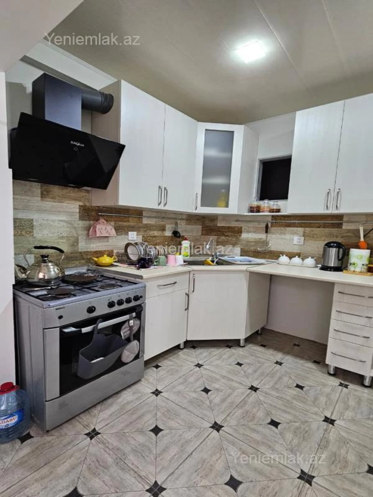 Satılır 3 otaqlı köhnə tikili 90 m²