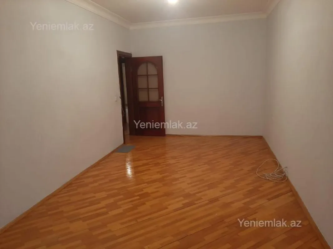 Satılır 4 otaqlı köhnə tikili 110 m²