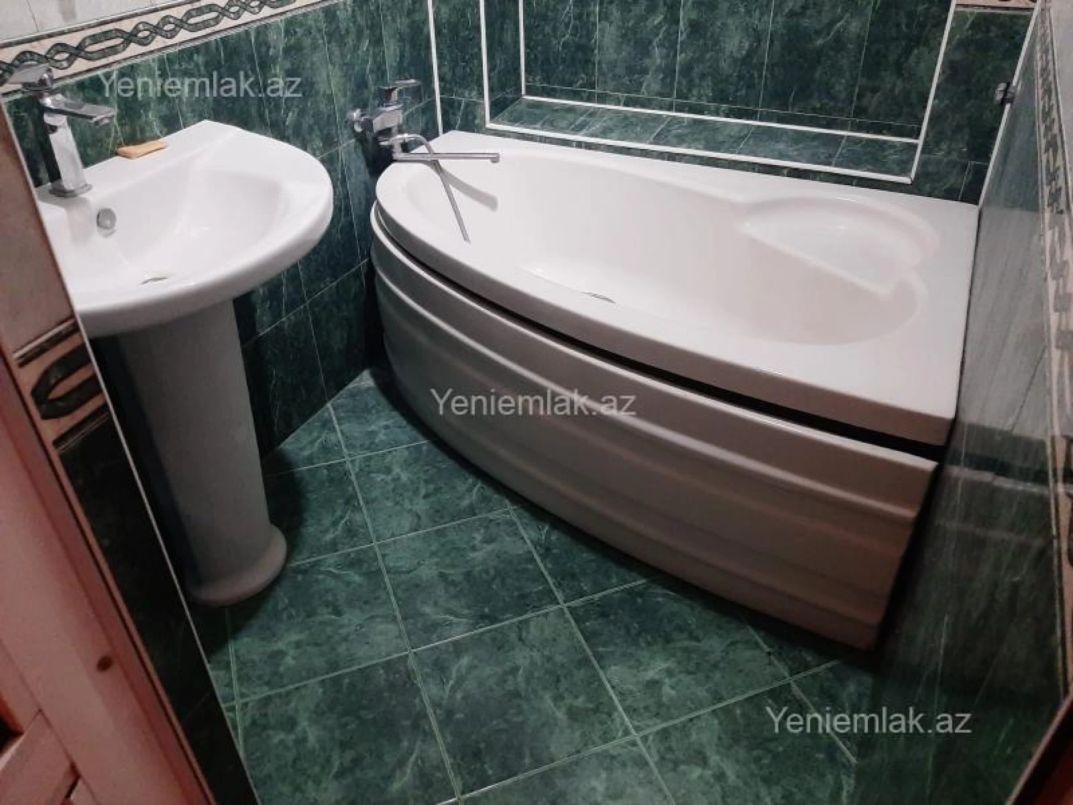 Satılır 4 otaqlı köhnə tikili 110 m²