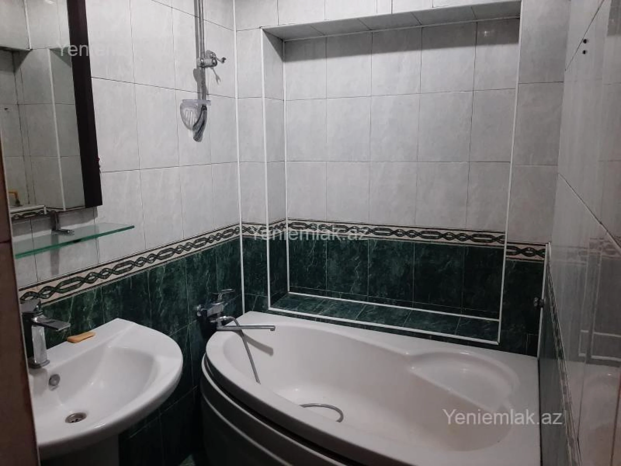 Satılır 4 otaqlı köhnə tikili 110 m²