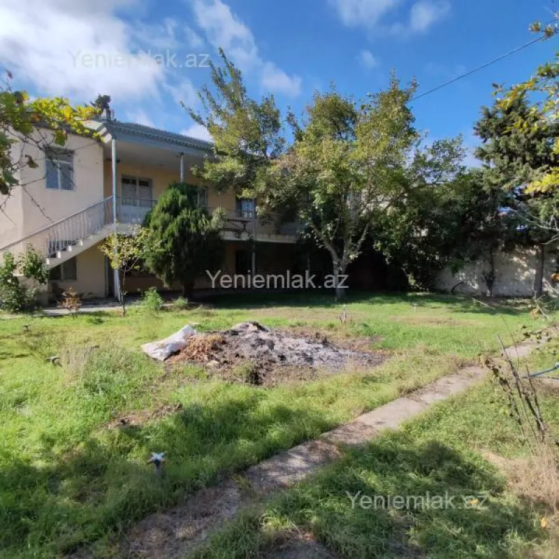 Satılır 8 otaqlı həyət evi 380 m²