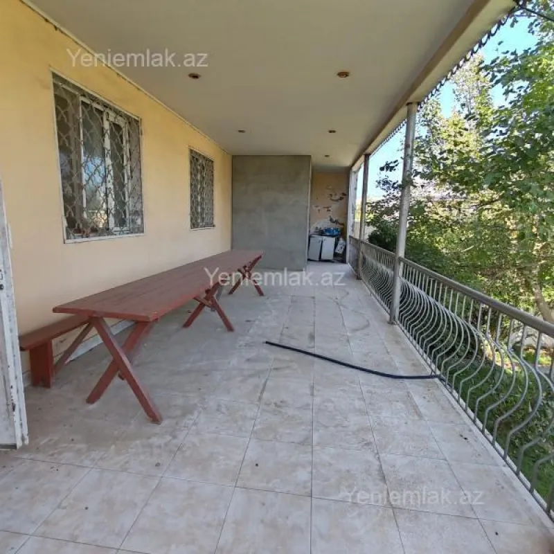 Satılır 8 otaqlı həyət evi 380 m²
