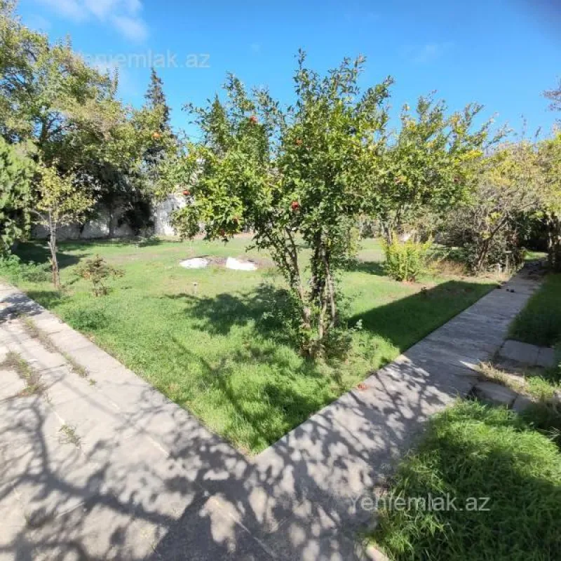 Satılır 8 otaqlı həyət evi 380 m²