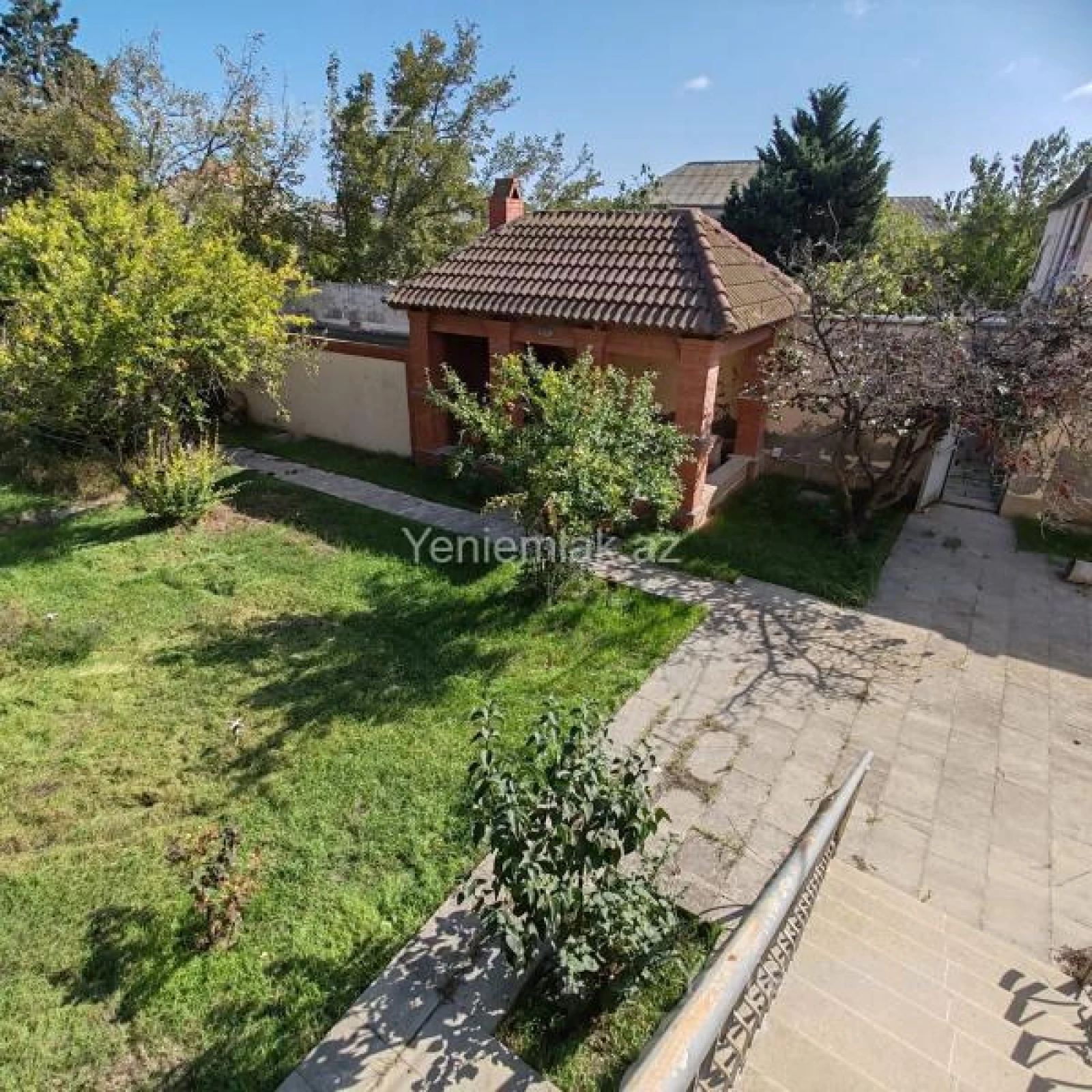 Satılır 8 otaqlı həyət evi 380 m²