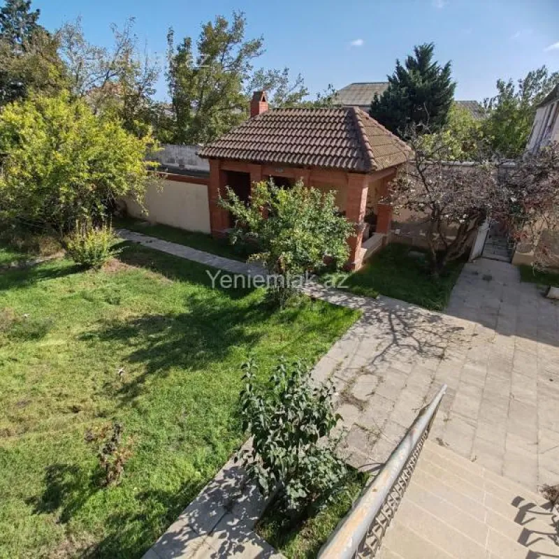 Satılır 8 otaqlı həyət evi 380 m²