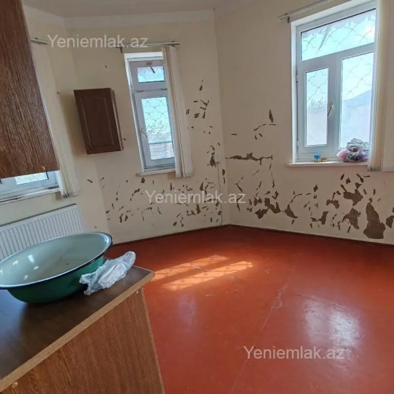 Satılır 8 otaqlı həyət evi 380 m²